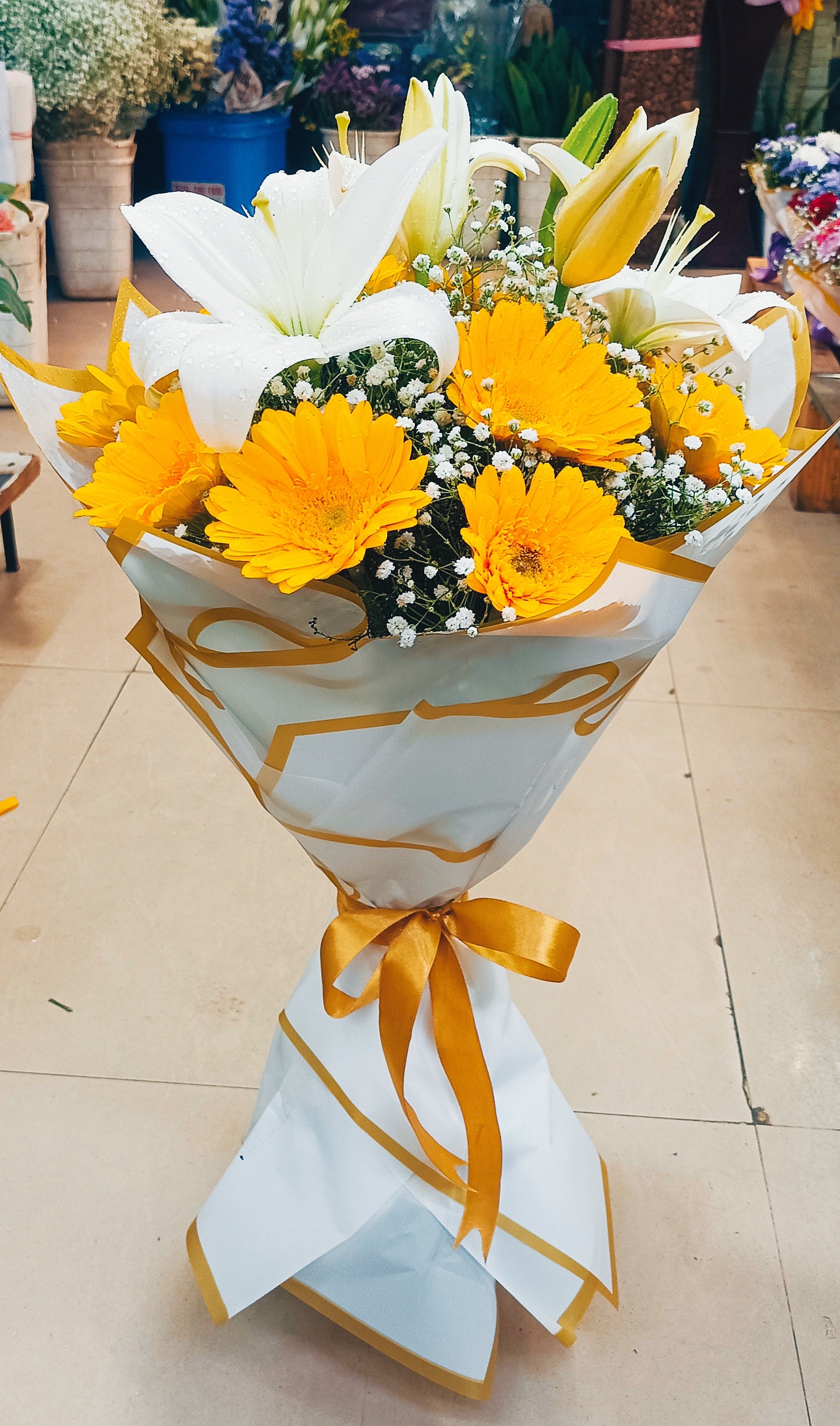 White lily with yellow gerbera